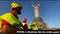 Рабочие снимают советский герб