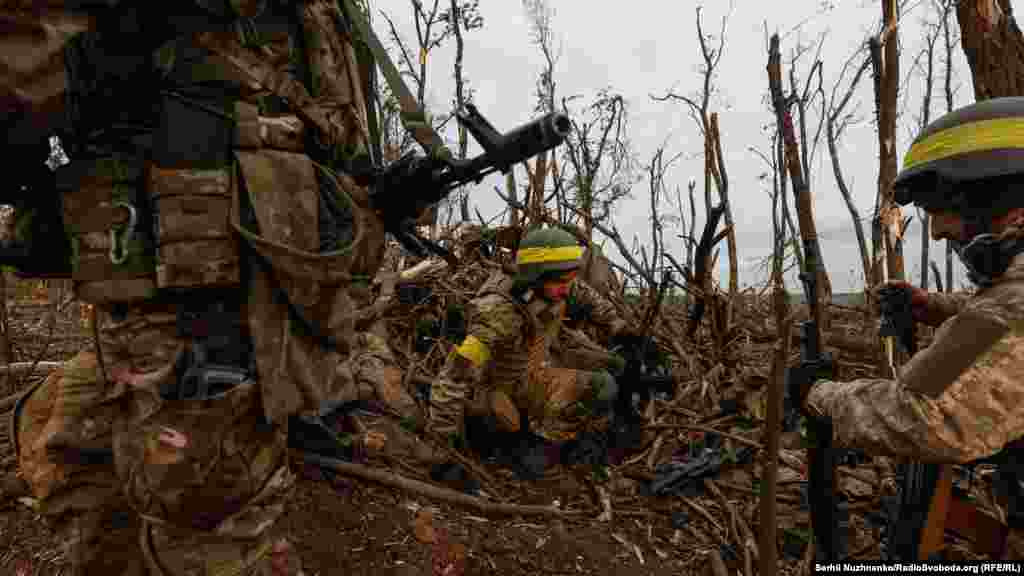 Украинские военные проверяют бывшие позиции Вооруженных Сил РФ, захваченные во время штурма