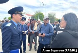 Атыраудан келген прокурорлар Жылыой ауданы әкімдігі алдында жергілікті халықпен сөйлесіп тұр. Құлсары қаласы, 15 мамыр 2024 жыл.