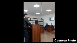 Марқұм Фархат Омаров жаралады деген полиция қызметкері Жандос Естаев сотта жауап беріп тұр.