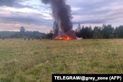 "Вагнер" жетекшісі Евгений Пригожинге тиесілі ұшақтың құлағаннан кейін өртенуі. 23 тамыз 2023 жыл.