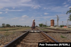 Теміржол өткелінен өтіп бара жатқан адам. Батыс Қазақстан облысы, Сайхин ауылы, 26 маусым, 2023 жыл.