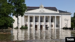 Фото подконтрольного российским властям агентства ТАСС из центра Новой Каховки, затопленного наводнением в результате прорыва плотины Каховской ГЭС