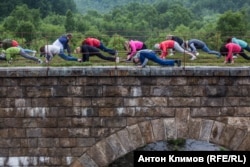 Туристы решили устроить небольшую разминку на КБЖД