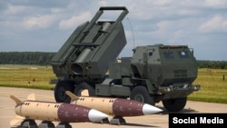 Установка HIMARS с ракетами ATACMS