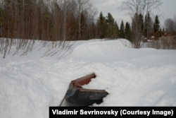 Засыпанная снегом лодка в поселке Ушма