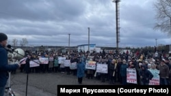 Около тысячи жителей села Павловск в Алтайском крае вышли на митинг против мусороперерабатывающего завода 25 ноября 2023 года.