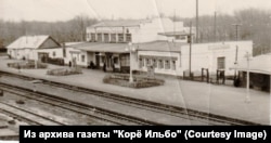 Үштөбедегі теміржол вокзалы. 1937 жылы Қиыр Шығыстан депортациялаған корейлерді осы жерге түсірді.