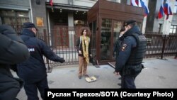 Акция художника Фёдора Калинина у Госдумы России, Москва, 12 октября 2021 года 