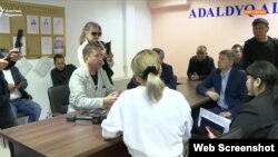 Оппозиция белсенділері әділет министрлігі өкілдерінен "Алға, Қазақстан" партиясын тіркемеу себебін сұрап жатыр. Нұр-Сұлтан, 5 мамыр 2022 жыл. 