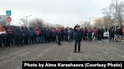 Моноқала әкімдігі алдына жиналып, газ бағасын түсіруді талап етіп тұрған адамдар. Жаңаөзен, Маңғыстау облысы, 2 қаңтар 2022 ж. Азаттыққа белсенді Алма Қарашаева жолдаған фото.