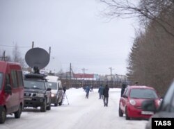 Журналисты ожидают освобождения Михаила Ходорковского возле колонии