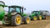 Тракторы John Deere во время полевых работ возле села Калуш, Украина, 8 апреля 2016 года