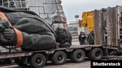 Ukraynanın Zaparojye şəhərində Lenin heykəlinin sökülməsi.