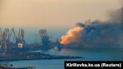 Пожар на подбитом российском судне у побережья оккупированного Бердянска, март 2022 года