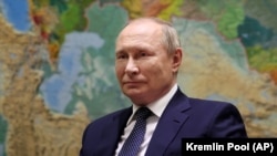 Президент России Владимир Путин на фоне карты