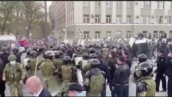 Не верят в болезнь и протестуют