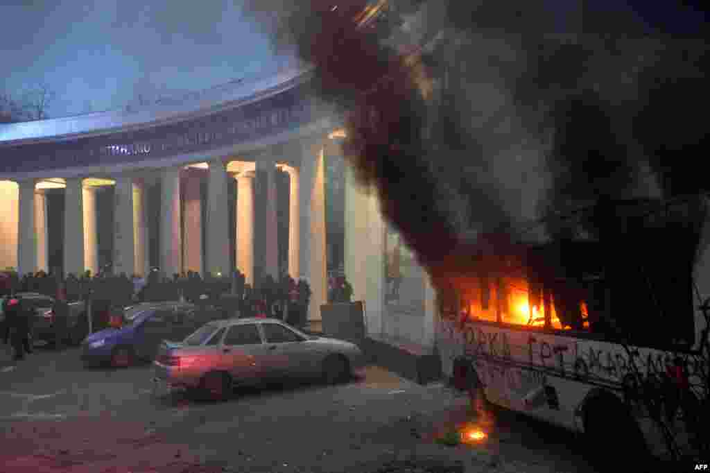 Площадь перед входом на стадион в самом начале столкновений вечером 19 января