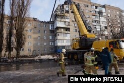 Разбор руин на месте взорванного дома