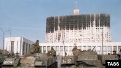 Танки у здания Верховного Совета России. Москва, октябрь 1993 года