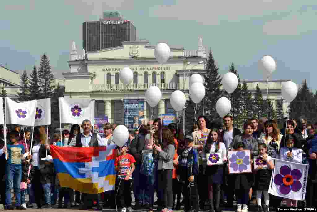 Символом 100-летия геноцида армян была выбрана незабудка. Этот цветок имеет символический смысл &ndash; помнить, не забывать и напоминать. Но и в этом году изображение незабудки встречалось на многих плакатах.