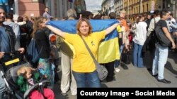 Наталья Цымбалова развернула флаг Украины в центре Петербурга