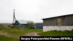 В деревне Средний Бугалыш иногда можно наблюдать стены, сделанные из старых камней