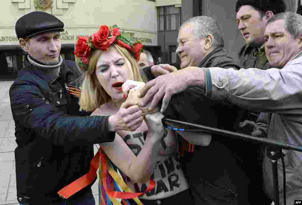 Акция протеста у здания крымского парламента в Симферополе. Март 2014 года