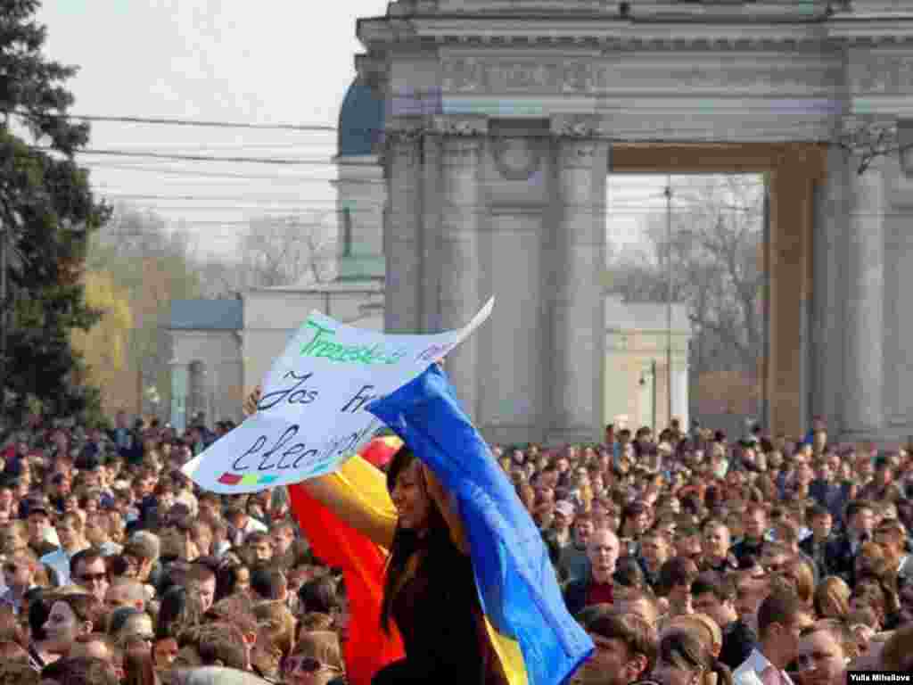 Как сообщает корреспондент Радио Свобода, на площади перед резиденцией президента - коммуниста Владимира Воронина - собрались несколько тысяч человек, в основном - молодежь. Они скандируют антикоммунистические лозунги. Группа демонстрантов забросала камнями находящееся напротив здание парламента и ворвалась в него. Протестующие жгут вынесенную из здания мебель и документы.