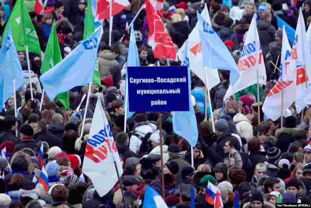 Сторонники Владимира Путина собрались на митинг в его поддержку на Манежной площади в Москве.