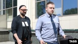 Кирилл Серебренников в сопровождении сотрудника правоохранительных органов