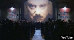 Кадр из фильма "1984" по одноименному роману-антиутопии Джорджа Оруэлла. Понятие "мыслепреступление" появилось именно в этом романе