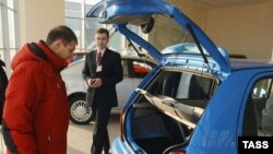 Продажи российских автомобилей и иномарок местной сборки в начале года упали примерно на 40 процентов