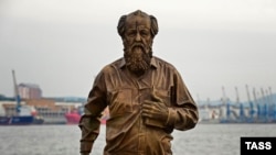 Aleksandr Solzhenitsyn heykəli, Vladivostok, Rusiya