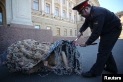 Акция Петра Павленского "Туша"