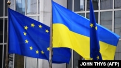 Флаги Евросоюза и Украины в Брюсселе. Бельгия, 2022 год