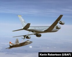 KC-135 заправляет в воздухе самолет F-22 Raptore