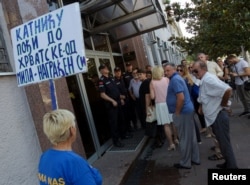 Сторонники обвиняемых у здания суда в Подгорице