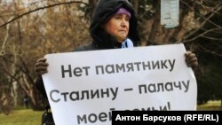 Участница митинга против установки памятника Сталину в Новосибирске 