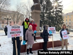 Билік келісім берген митингіге шықққан адамдар "ауаны ластаушы" ірі кәсіпорындар инвесторларын жауапқа тартуды талап етті. Өскемен, 24 қараша, 2024 жыл.