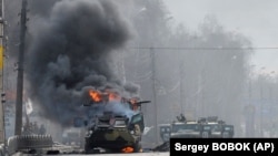 Российская военная техника горит на одной из улиц Харькова