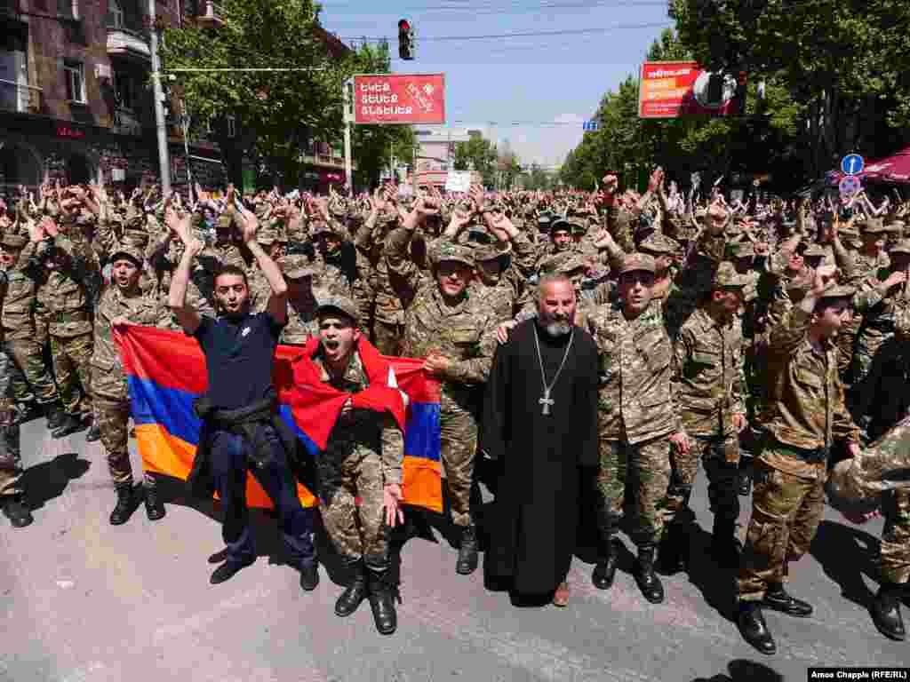 Часть военнослужащих присоединились к протесту в Ереване 23 апреля 2018.