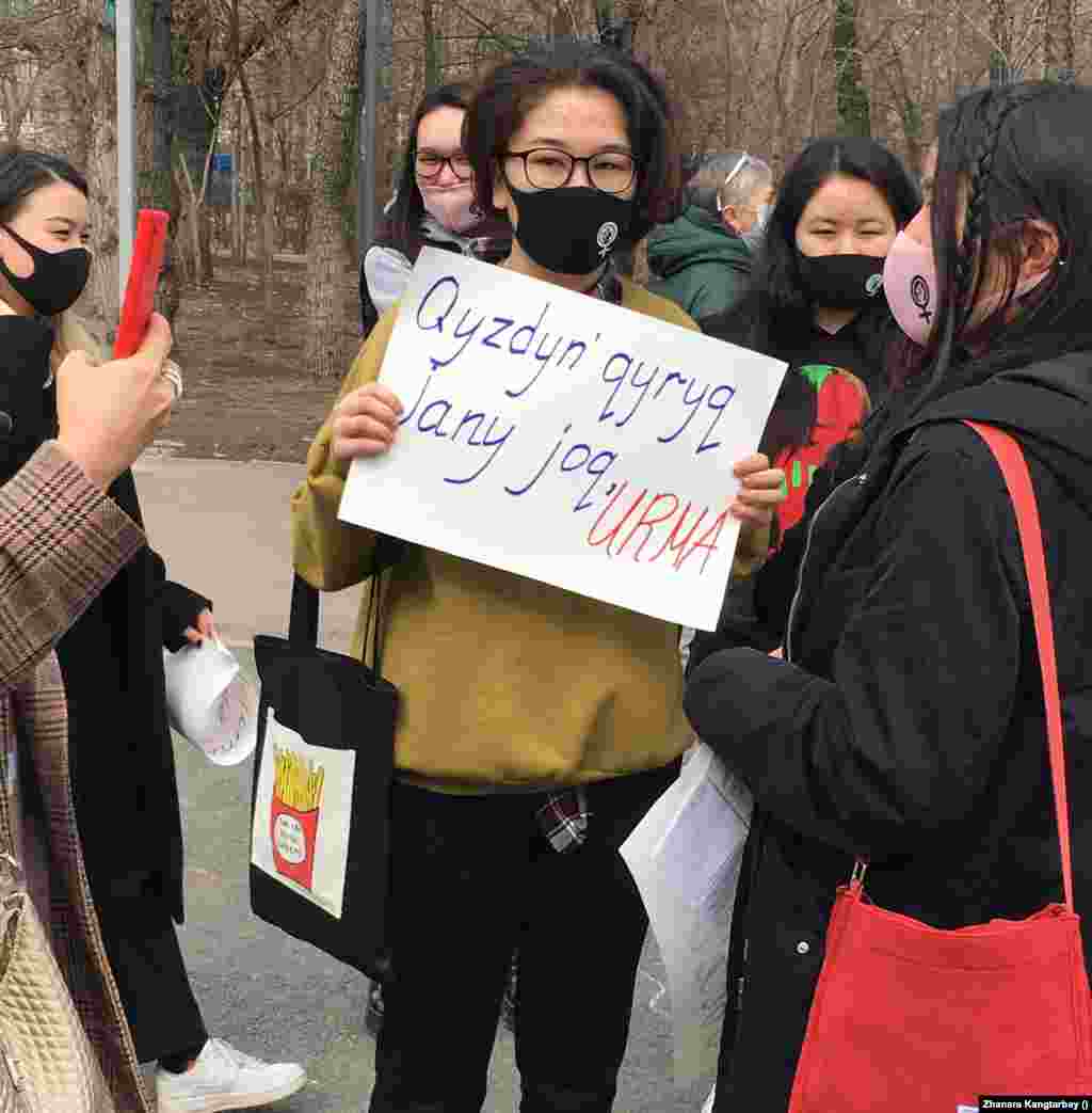 &quot;Әйелдің қырық жаны жоқ. Ұрма&quot; деген плакат ұстап тұрған қатысушы. &nbsp;